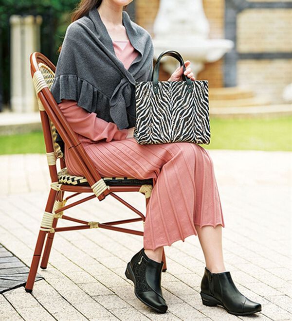 BELLUNA（ベルーナ）の「ロゴ刺しゅう入りスクエア手提げ（ハンドバッグ）」｜詳細画像