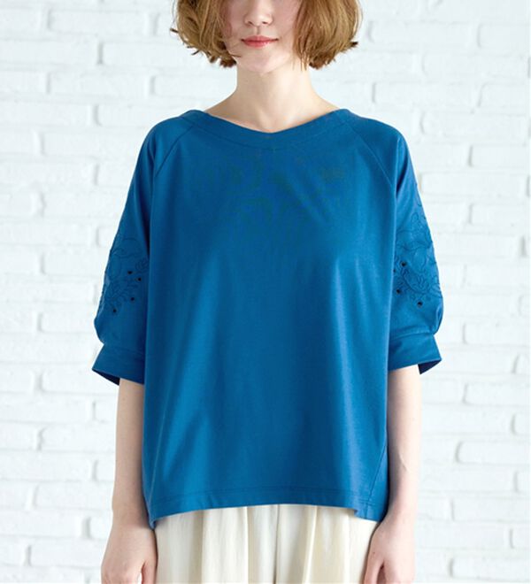 BELLUNA（ベルーナ）の「袖刺しゅうデザインＶネックプルオーバー（カットソー）」｜詳細画像