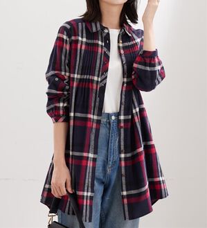 BELLUNA（ベルーナ）の「多ボタン使いチェック柄シャツチュニック（チュニック）」｜ネイビー&times;赤