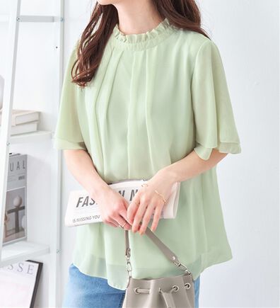 Viola e Viola（ヴィオラ エ ヴィオラ）の「フリル衿シフォンタックブラウス【半袖】（ブラウス）」