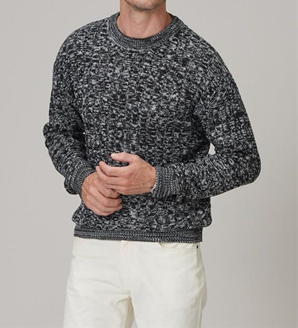 「２色で編み上げる高見えケーブル編セーター（メンズニット・セーター）」｜詳細画像