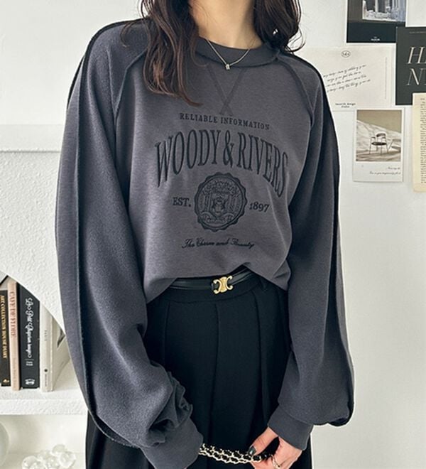 GeeRA（ジーラ）の「リメイク風刺しゅうロゴ裏毛スウェット（カットソー）」｜詳細画像