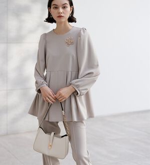 GeeRA（ジーラ）の「【２点セット】２ＷＡＹプリーツ切替ブラウスセットアップ（ブラウススーツ）」｜グレージュ