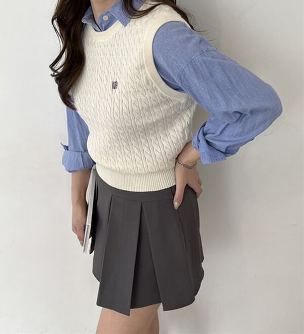 GeeRA（ジーラ）の「ケーブル編み刺しゅうノースリニット（ベスト）」｜詳細画像