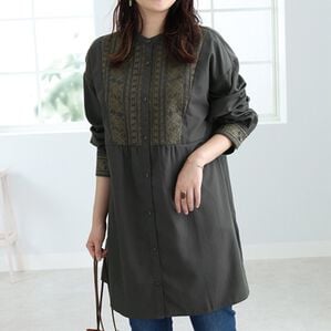 BELLUNA（ベルーナ）の「ペイズリー刺しゅうシャツチュニック（チュニック）」｜チャコール