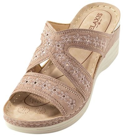 BELLUNA（ベルーナ）の「刺しゅうデザイン美脚魅せミュール（サンダル・ミュール）」