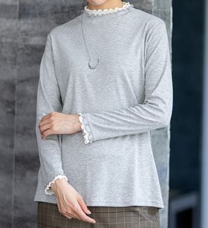 BELLUNA（ベルーナ）の「重ね着風フリル衿プルオーバー（カットソー）」｜杢グレー&times;オフ白