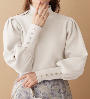 alotta（アロッタ）の「ゴールドボタンパフ袖もっちりニット（ニット・セーター）」｜詳細画像
