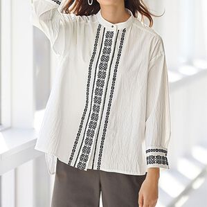 BELLUNA（ベルーナ）の「センターを飾る幾何柄刺しゅうブラウス（ブラウス）」｜オフ白系