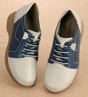 「柔らか山羊革４Ｅ　甲ゴムウォーキング（スニーカー）」｜アイボリー×ネイビー