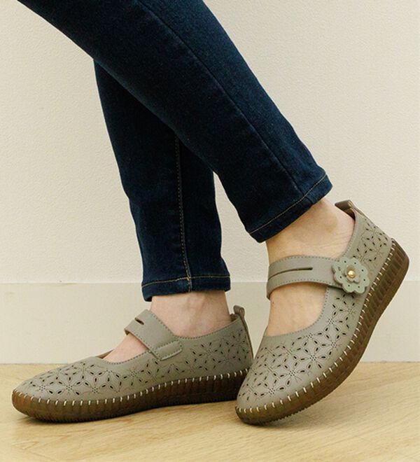 BELLUNA（ベルーナ）の「ゆったりカットワークストラップシューズ（パンプス）」｜詳細画像