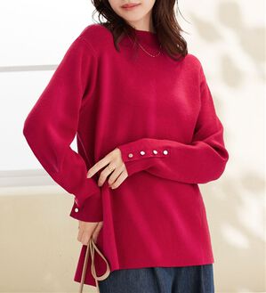 BELLUNA（ベルーナ）の「もちもち袖ボタンニットプルオーバー（ニット・セーター）」｜レッド