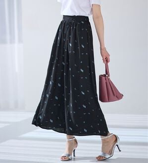 alotta（アロッタ）の「【選べる２丈】さらっと上品！サテンワイドパンツ（ワイドパンツ・ガウチョ）」｜ネイビー花柄／レギュラー丈