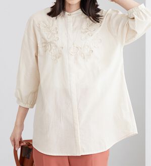 BELLUNA（ベルーナ）の「コード刺しゅうデザインシャツチュニック（チュニック）」｜グレージュ