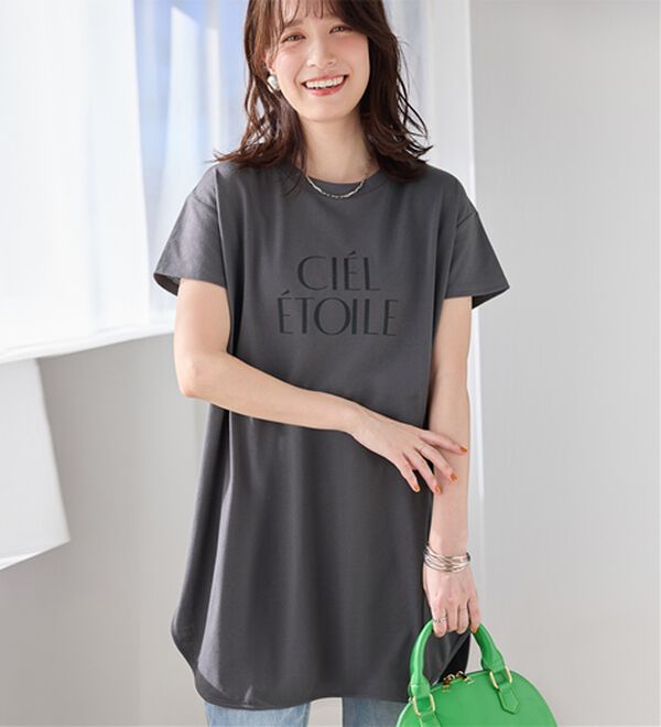 Viola e Viola（ヴィオラ エ ヴィオラ）の「ひんやり＆さらり綿混チュニックＴシャツ（チュニック）」｜チャコールロゴ／半袖