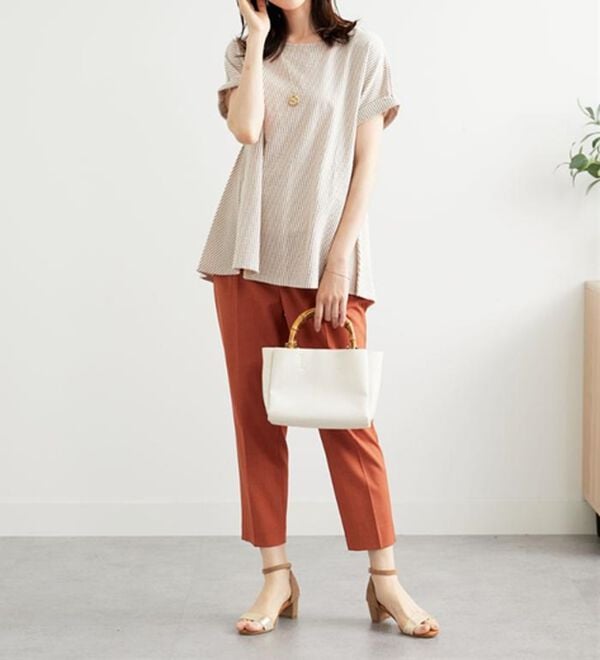 BELLUNA（ベルーナ）の「ニットサッカー素材ペプラムプルオーバー（カットソー）」｜詳細画像