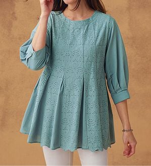 BELLUNA（ベルーナ）の「刺しゅうレースフレアーシルエットブラウス（ブラウス）」｜サックス