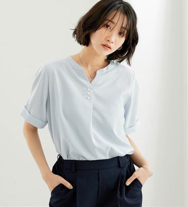 BELLUNA（ベルーナ）の「麻調合繊パール付タックデザインブラウス（ブラウス）」｜ライトブルー