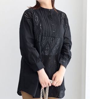 BELLUNA（ベルーナ）の「パネル柄レース刺しゅうシャツチュニック（チュニック）」｜黒