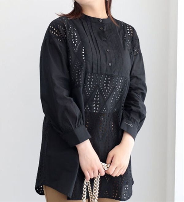 BELLUNA（ベルーナ）の「パネル柄レース刺しゅうシャツチュニック（チュニック）」｜黒