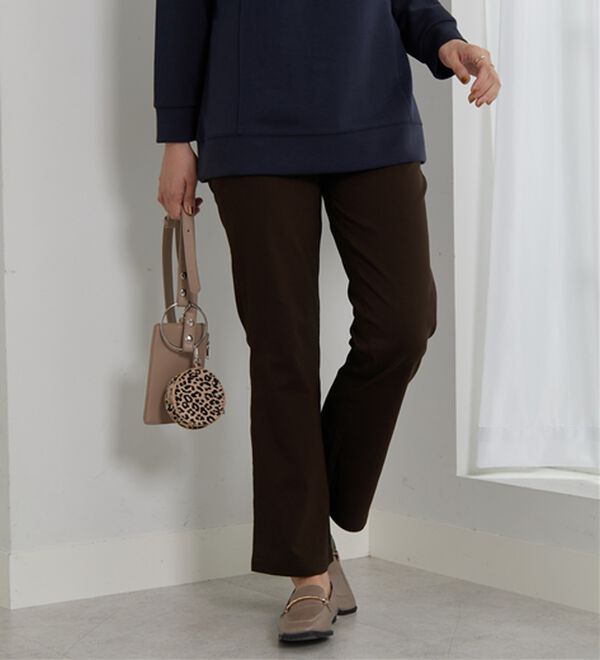 BELLUNA（ベルーナ）の「綿タッチハイパー美脚フレアーパンツ（フルレングスパンツ）」｜ブラウン