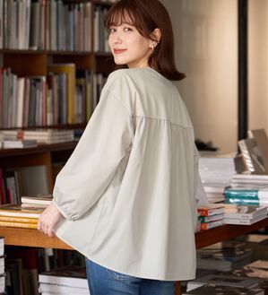 Viola e Viola（ヴィオラ エ ヴィオラ）の「なめらかポンチ異素材切替フレアートップス（カットソー）」｜ライトグレー