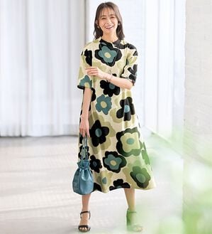 BELLUNA（ベルーナ）の「＜やっぱり北欧が好き！＞綿混プリントワンピース（カットソーワンピース）」｜花柄(アイボリー&times;黒)