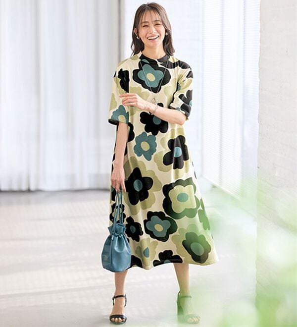 BELLUNA（ベルーナ）の「＜やっぱり北欧が好き！＞綿混プリントワンピース（カットソーワンピース）」｜花柄(アイボリー&times;黒)