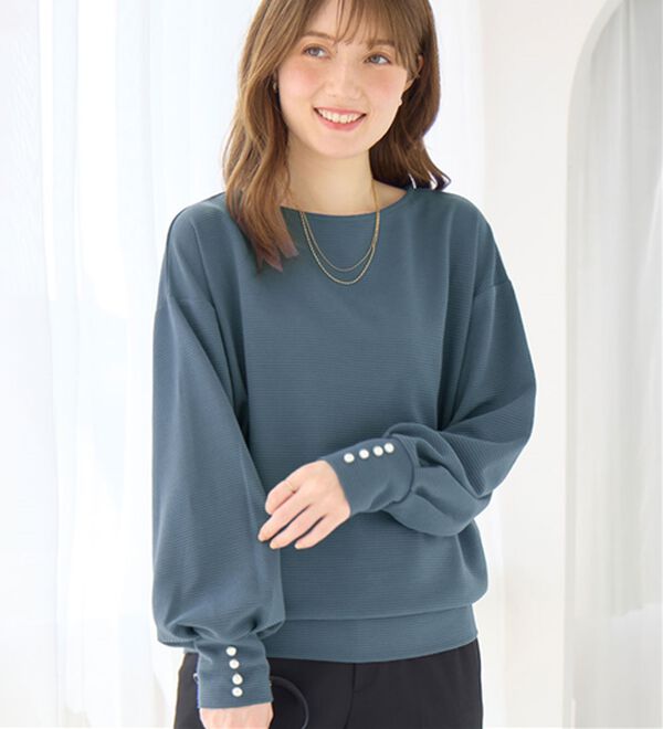 alotta（アロッタ）の「パール調ボタン柔らかカットソーゆるトップス（カットソー）」｜スモーキーブルー