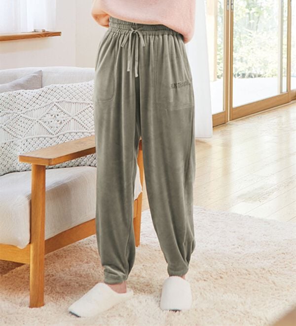 LAVIENNE（ラヴィエンヌ）の「まるで毛布！吸湿発熱ジョガーパンツ（その他パンツ）」｜グレージュ