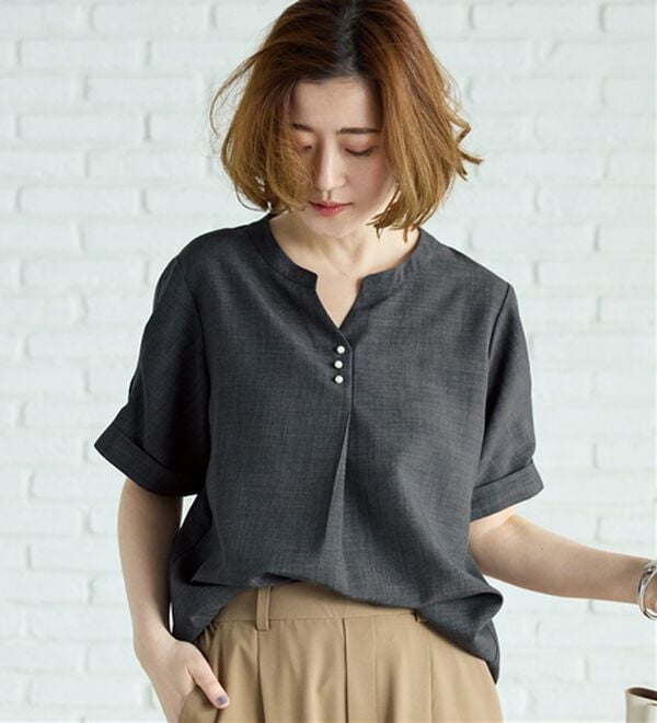 BELLUNA（ベルーナ）の「麻調合繊パール付タックデザインブラウス（ブラウス）」｜詳細画像