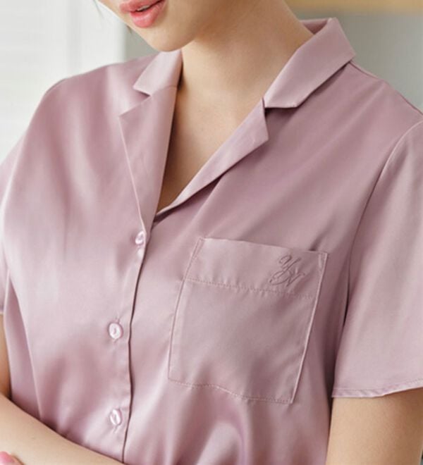 YU'NOW（ユナウ）の「【上下２点セット】ふんわりシルエットサテンシャツパジャマ（パジャマ・ルームウェア）」｜詳細画像