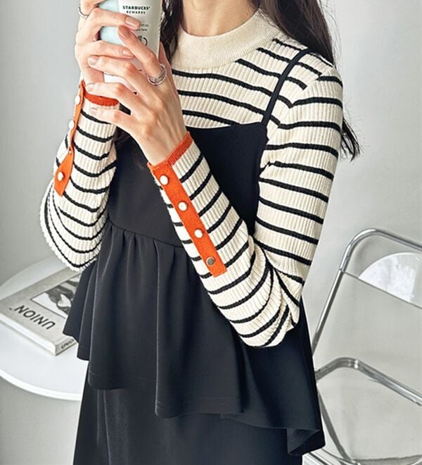 GeeRA（ジーラ）の「袖口ボタン配色ハイネックリブニット（ニット・セーター）」｜白系ボーダー