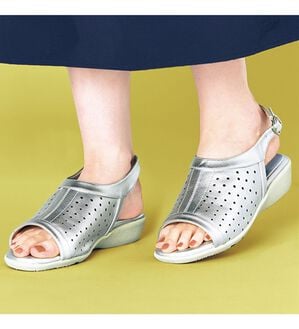 VINNO（ヴィノ）の「軽量・快適はき心地パンチングサンダル（サンダル・ミュール）」｜シルバー