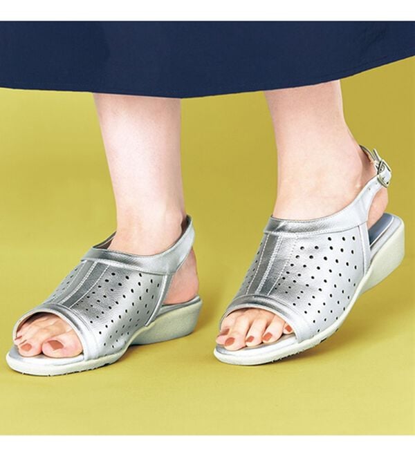 VINNO（ヴィノ）の「軽量・快適はき心地パンチングサンダル（サンダル・ミュール）」｜シルバー