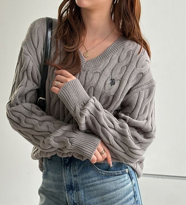 GeeRA（ジーラ）の「【Ｕ．Ｓ．ＰＯＬＯ　ＡＳＳＮ．】Ｖネックケーブルニット（ニット・セーター）」｜詳細画像