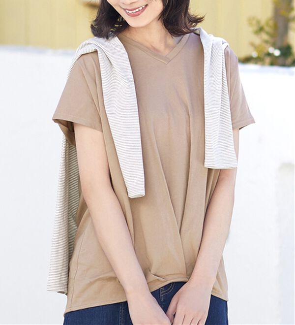 Viola e Viola（ヴィオラ エ ヴィオラ）の「綿１００％ゆったり裾タックＴシャツ（Tシャツ）」｜モカ