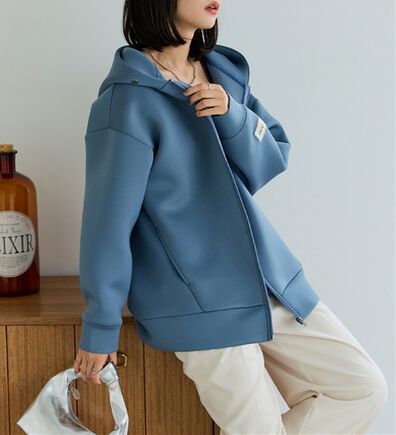 BELLUNA（ベルーナ）の「肩が疲れにくい！マシュマロ感覚ジップフーディー（パーカー）」