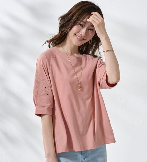 BELLUNA（ベルーナ）の「袖刺しゅうデザインＶネックプルオーバー（カットソー）」｜詳細画像