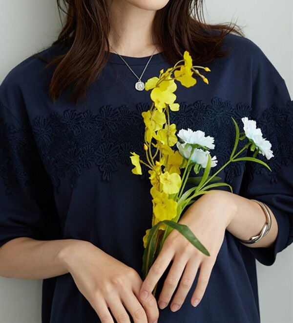 BELLUNA（ベルーナ）の「ケミカルレース使い華やかプルオーバー（カットソー）」｜詳細画像