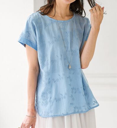 BELLUNA（ベルーナ）の「刺しゅうレース切替プルオーバー（カットソー）」