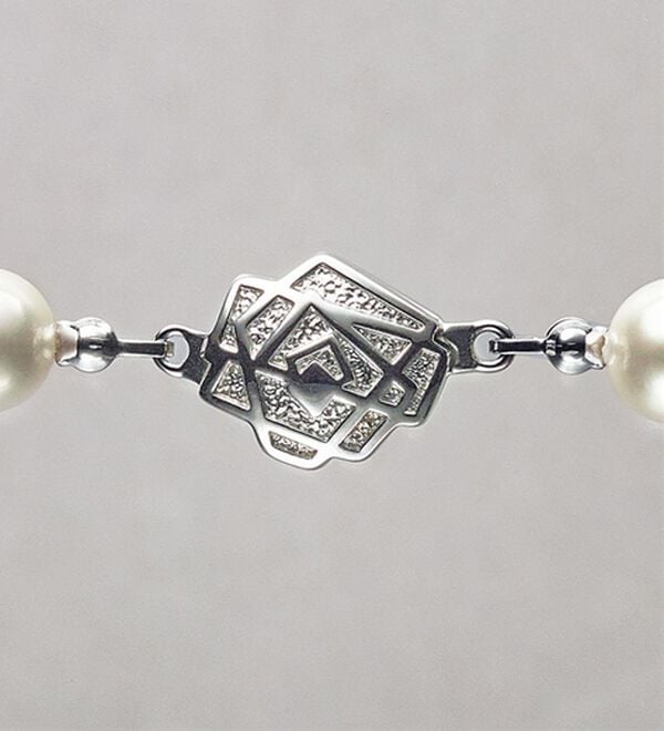 BELLUNA（ベルーナ）の「【２点セット】＜ＹＵＭＩ　ＫＡＴＳＵＲＡプロデュース＞着脱簡単シェルパール２点セット（ネックレス・ペンダント）」｜詳細画像