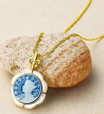 BELLUNA（ベルーナ）の「ストーンカメオシェルペンダント（ネックレス・ペンダント）」