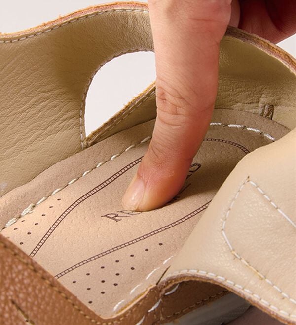 BELLUNA（ベルーナ）の「やわらかレザー調グルカ風シューズ（サンダル・ミュール）」｜詳細画像