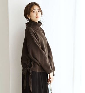 Pierrot（ピエロ）の「ゆったりサイドリボンタートルニット（ニット・セーター）」｜ブラウン