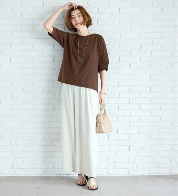 BELLUNA（ベルーナ）の「袖刺しゅうデザインＶネックプルオーバー（カットソー）」｜詳細画像