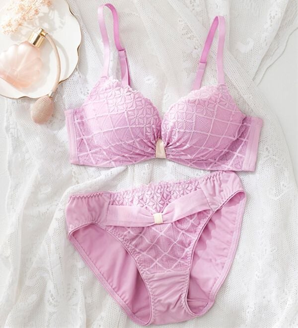 YU'NOW（ユナウ）の「まる胸メイクのちゅるんブラ＆ショーツ（ブラジャー＆ショーツセット）」｜ラベンダー