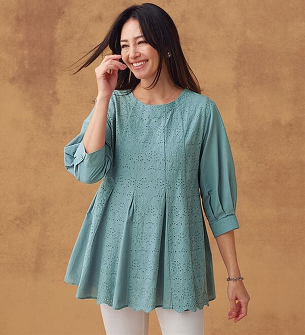 BELLUNA（ベルーナ）の「刺しゅうレースフレアーシルエットブラウス（ブラウス）」｜サックス