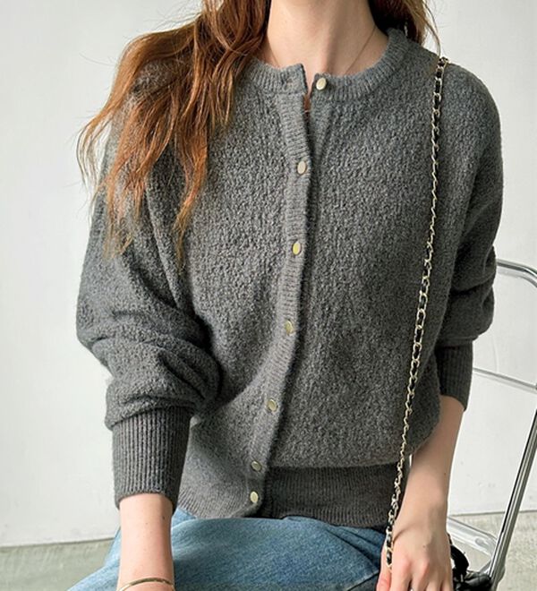 GeeRA（ジーラ）の「ゴールドボタン表面感クルーネックカーディガン（ニットカーディガン）」｜詳細画像