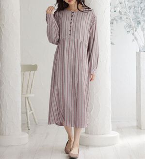 A HAPPY MARILYN（アハッピーマリリン）の「【Ｌ～６Ｌ】綿１００％さらりリラックス ゆったりシルエットのスッキリ柄 ストライプ マルチストライプコットンワンピ（ロングワンピース）」｜レッド系